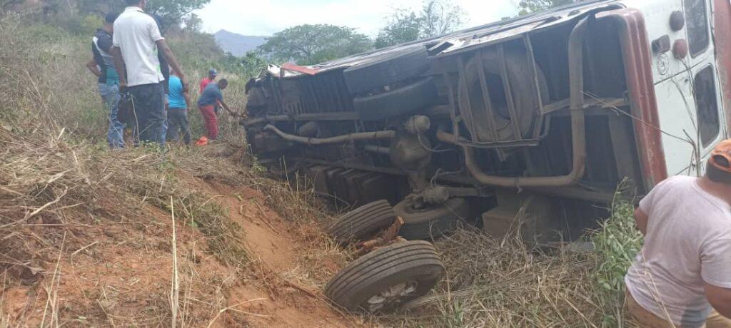 accidente-tucutunemo-1-CNT-1024x460 Vuelco de minibús dejó un muerto y siete lesionados en el municipio Zamora