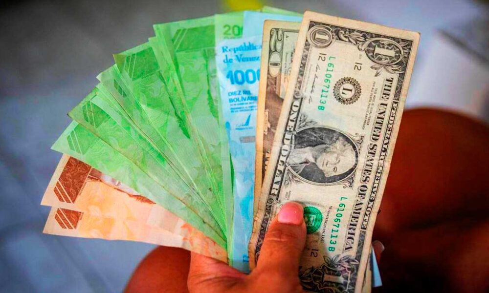 Uso de bolívares retoma fuerza en el país y bajan las operaciones en dólares