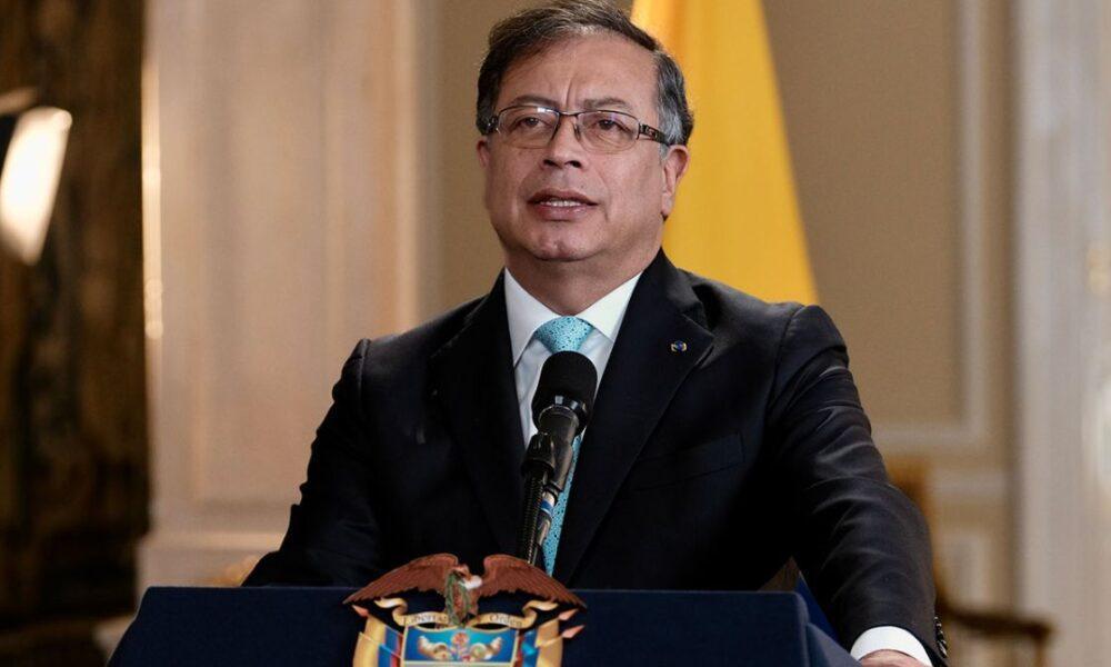 Petro pide la renuncia de sus ministros