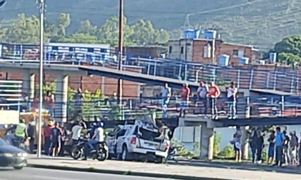 Choque de vehículo contra pasarela deja 3 fallecidos y 2 heridos en Mariño.