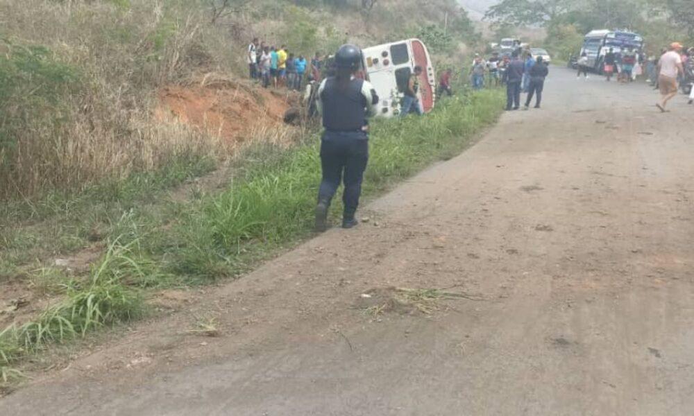 Vuelco de minibús dejó un muerto y siete lesionados en el municipio Zamora