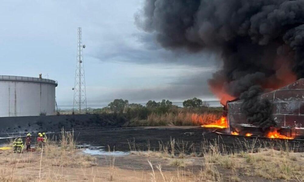 Controlado incendió en tanque de crudo en Zulia impactado por un rayo
