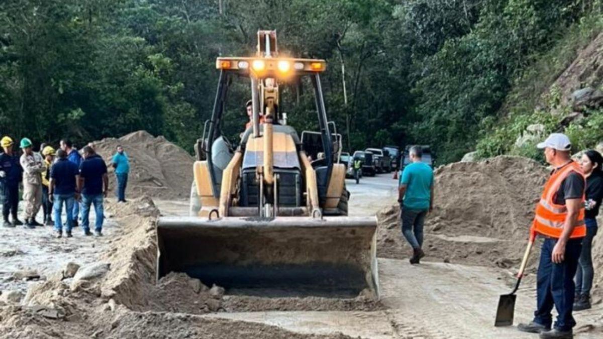 Gobierno de Aragua atiende derrumbe en la carretera Maracay-Choroní