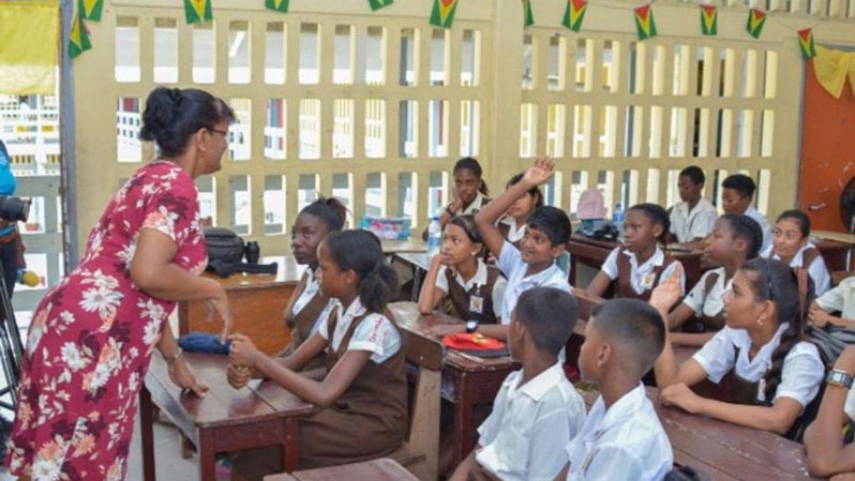 Guyana estudia incluir el español como materia obligatoria en escuelas secundarias