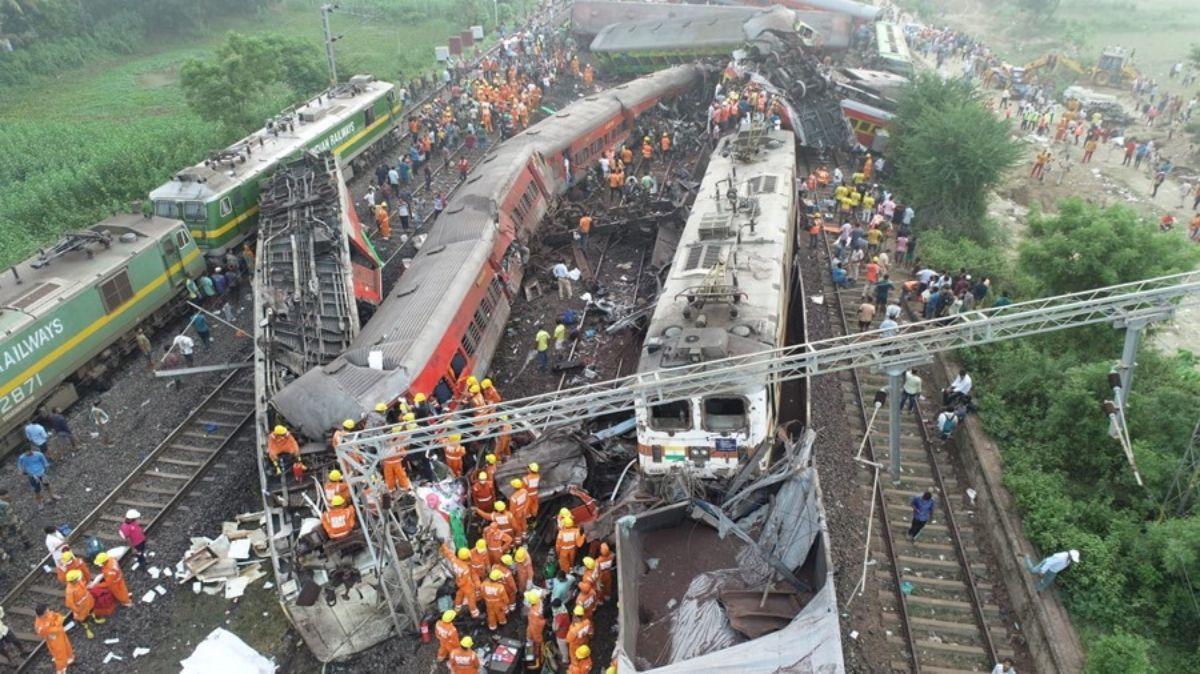 Trágico choque de trenes en La India deja 261 muertos y más de 900 heridos