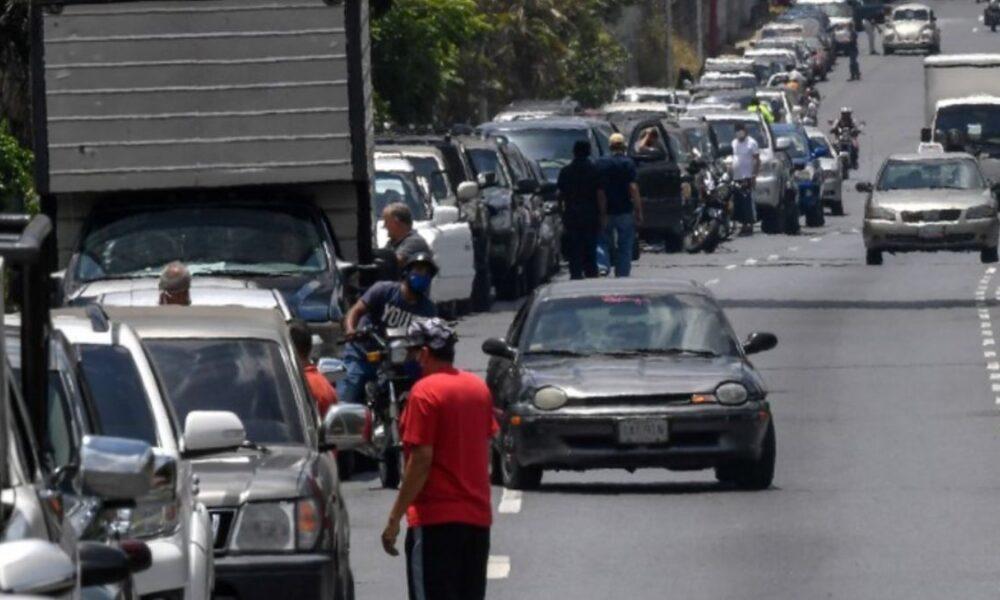 Colas kilométricas para cargar gasolina en varios estados del país