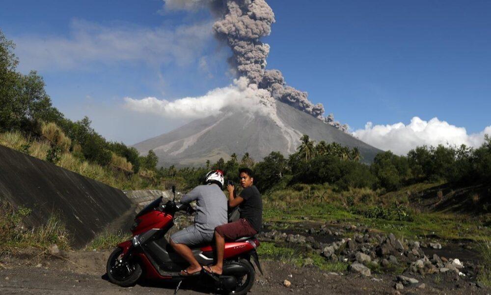 Filipinas: Ascienden a 13 mil evacuados por riesgo de erupción del volcán Mayón