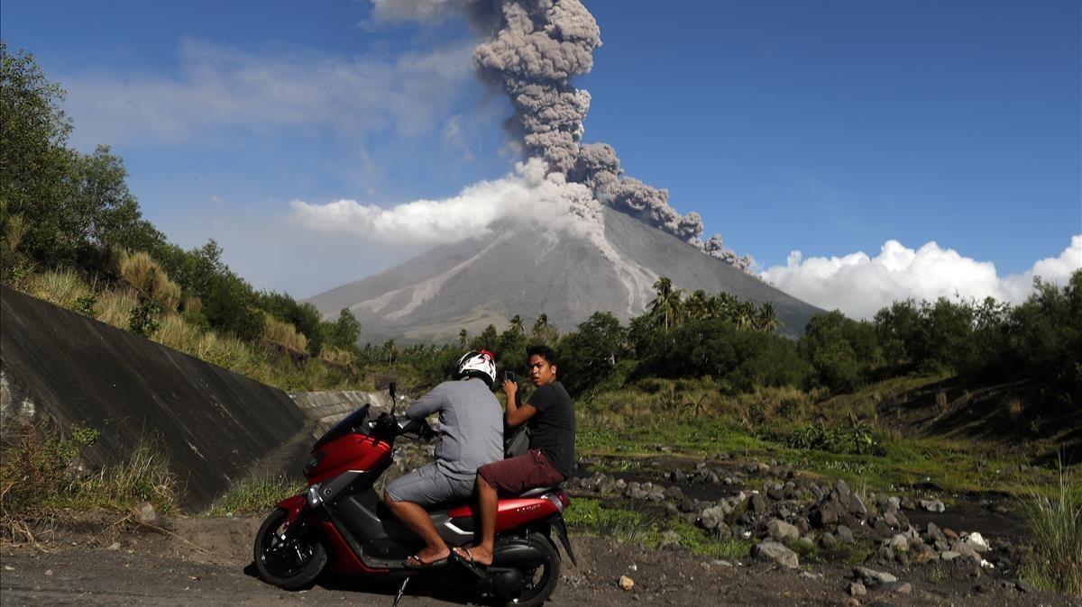 Filipinas: Ascienden a 13 mil evacuados por riesgo de erupción del volcán Mayón