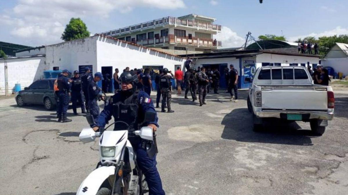 24 horas lleva motín en centro de detención en Aragua