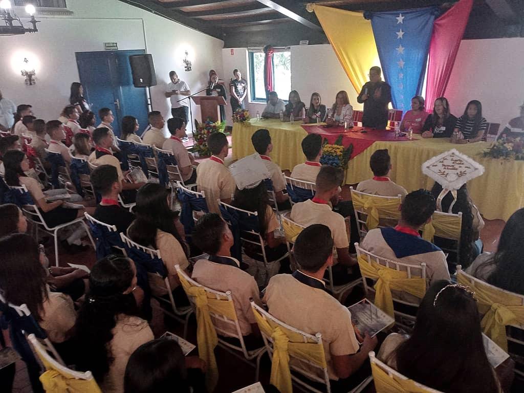 03451ba2-cb3a-4313-ae52-64225a48d964 Alcalde Juan Carlos Sánchez entregó reconocimiento especial a bachilleres del municipio Ribas
