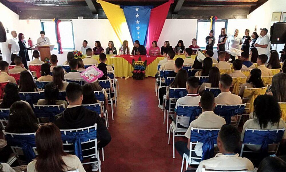 Alcalde Juan Carlos Sánchez entregó reconocimiento especial a bachilleres del municipio Ribas