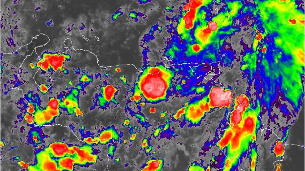 Onda tropical 31 trae fuerte inestabilidad atmosférica en las próximas horas