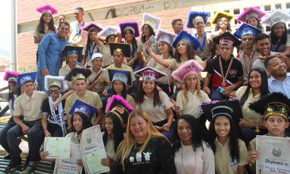 Gobierno de Mariño apadrinó a nuevos bachilleres del LNB Rosario de Paya