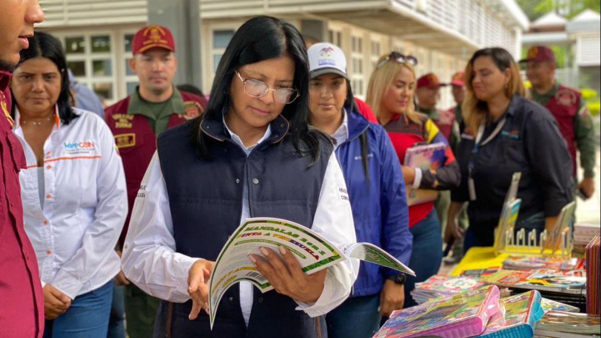 Gobernadora Karina Carpio inauguró Expoferia Escolar 2023 – 2024