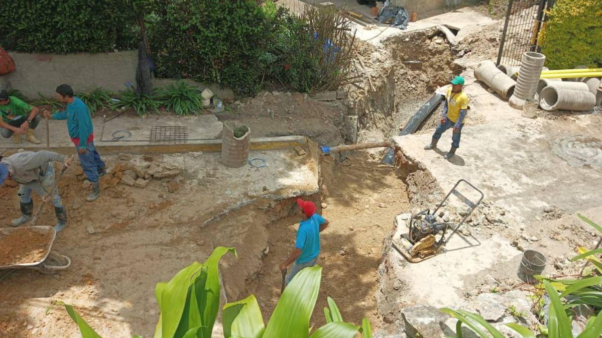 Mejoras en red de aguas servidas benefician a 1500 familias de la Colonia Tovar
