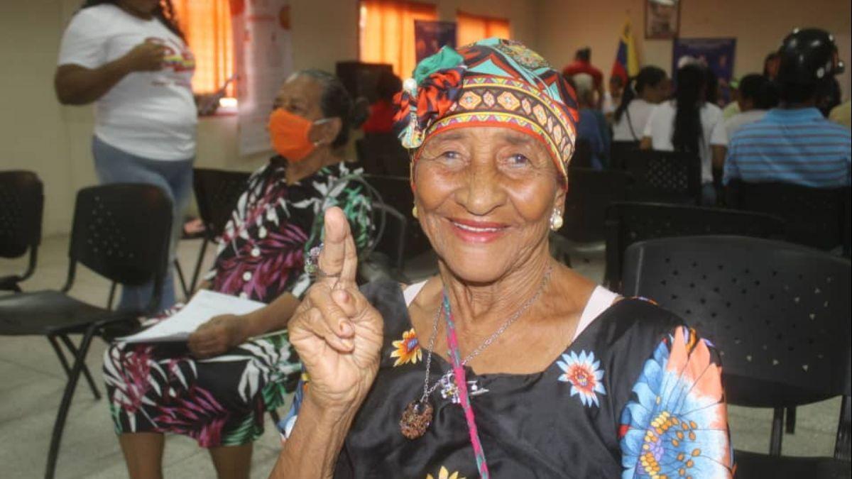Inass Mariño celebró su 18° aniversario con atención social a los adultos mayores