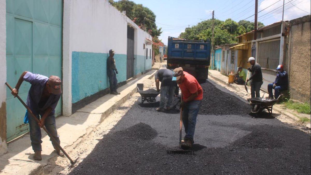 Alcaldía de Mariño aplica 400 toneladas de asfalto en Turmero y Samán de Güere