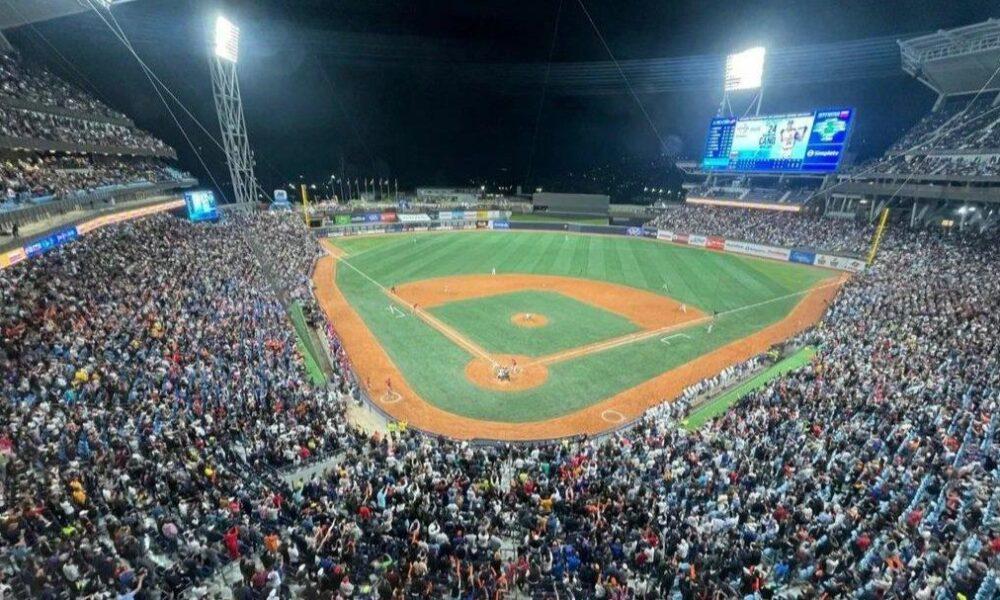 El Monumental a casa llena con triunfo de Leones sobre Magallanes 7 a 6