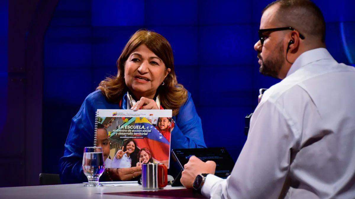 Ministra Santaella: estamos «buscando alternativas para mejorar el salario social»