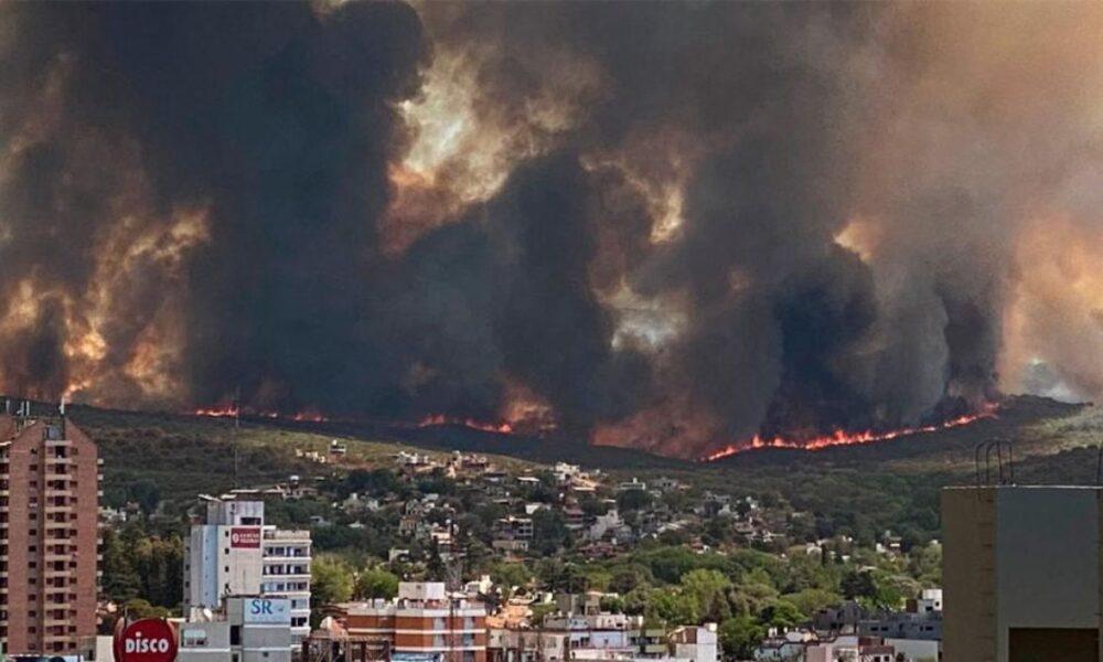 "Una fogata" generó gran incendio forestal que cubre la ciudad de Córdoba