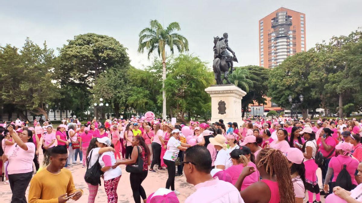 Marcha rosa de alegría y esperanza contra el cancer de mama en Maracay
