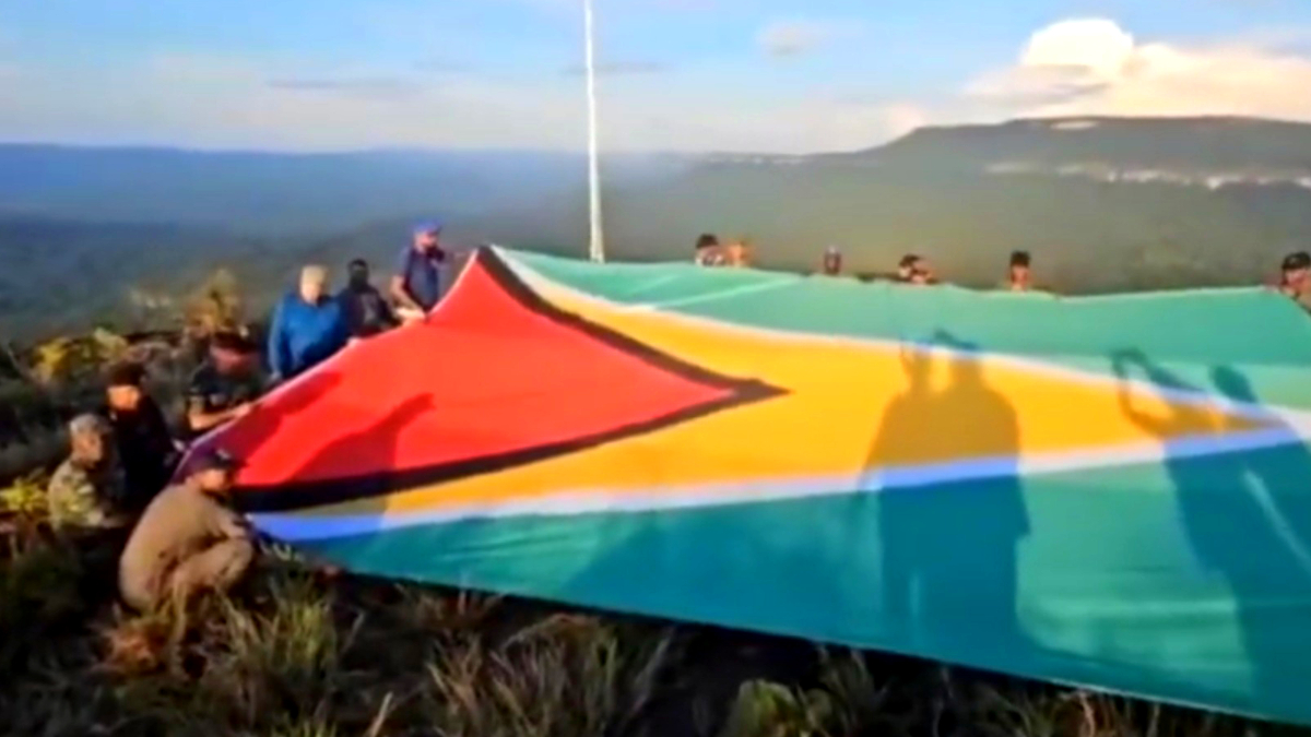 Provocación: Presidente de Guyana iza bandera guyanesa en territorio Esequibo