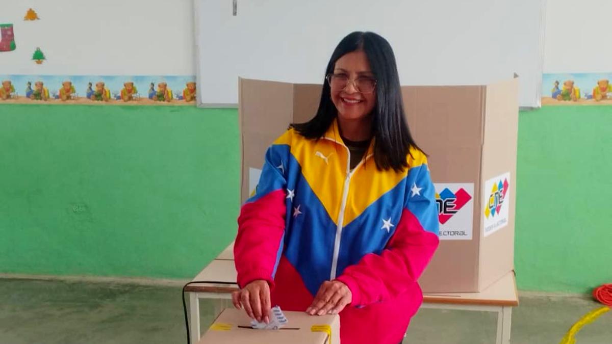 Gobernadora Karina Carpio ejerció el sufragio en el Referéndum Consultivo