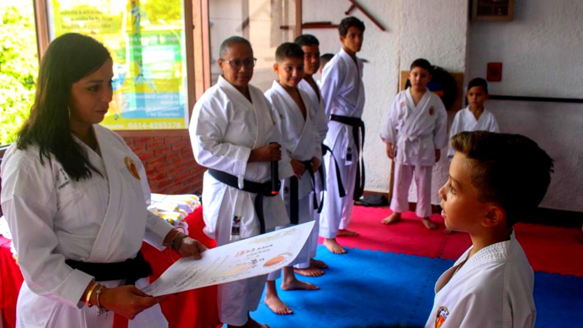 32 kenpoistas de la Organización Tigre del kenpo en Mariño cambian de cinta