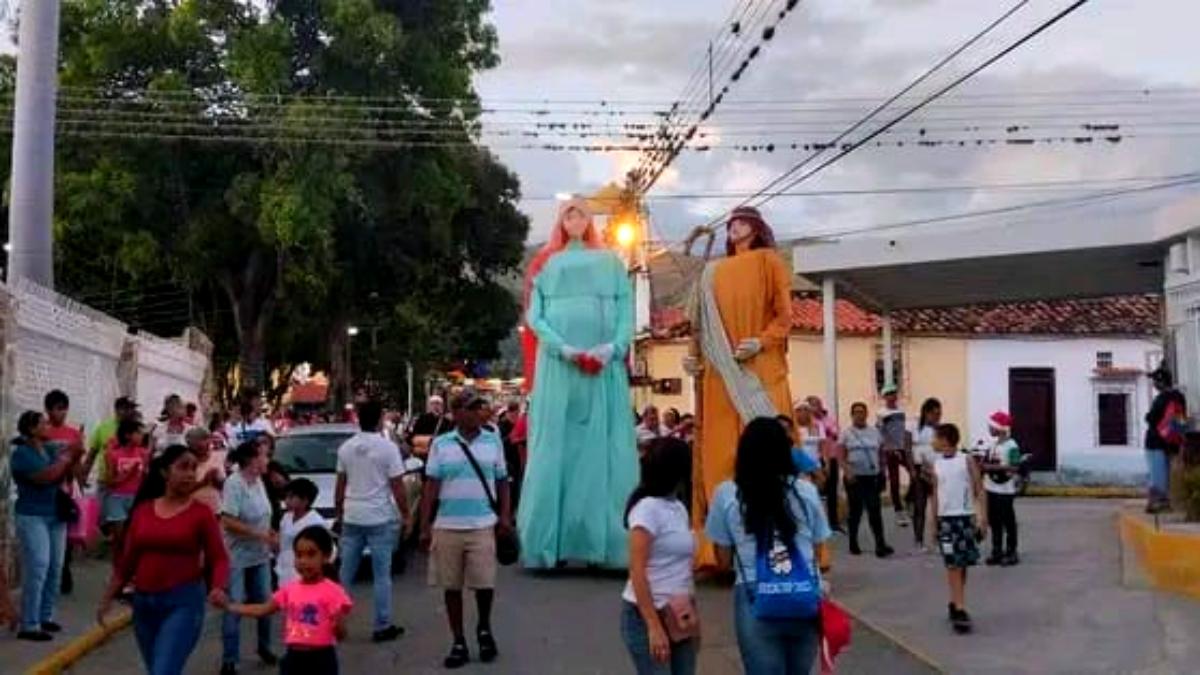 Los gigantes María y José recorrieron las calles de las comunidades sanmateanas