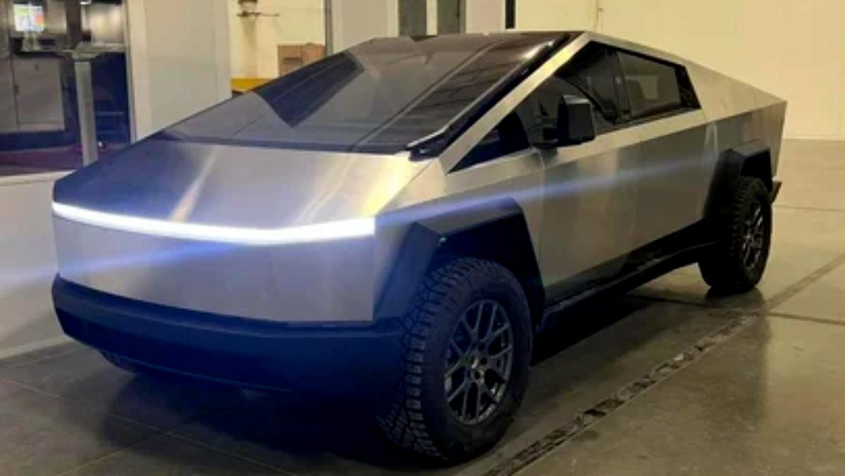 Musk entrega los primeros Tesla Cybertruck