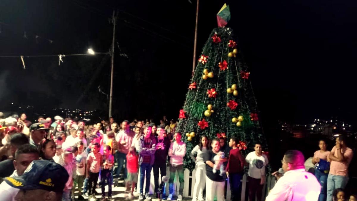 Ribas: Encendida la Cruz del Sur dando la bienvenida a la Navidad en Portachuelo