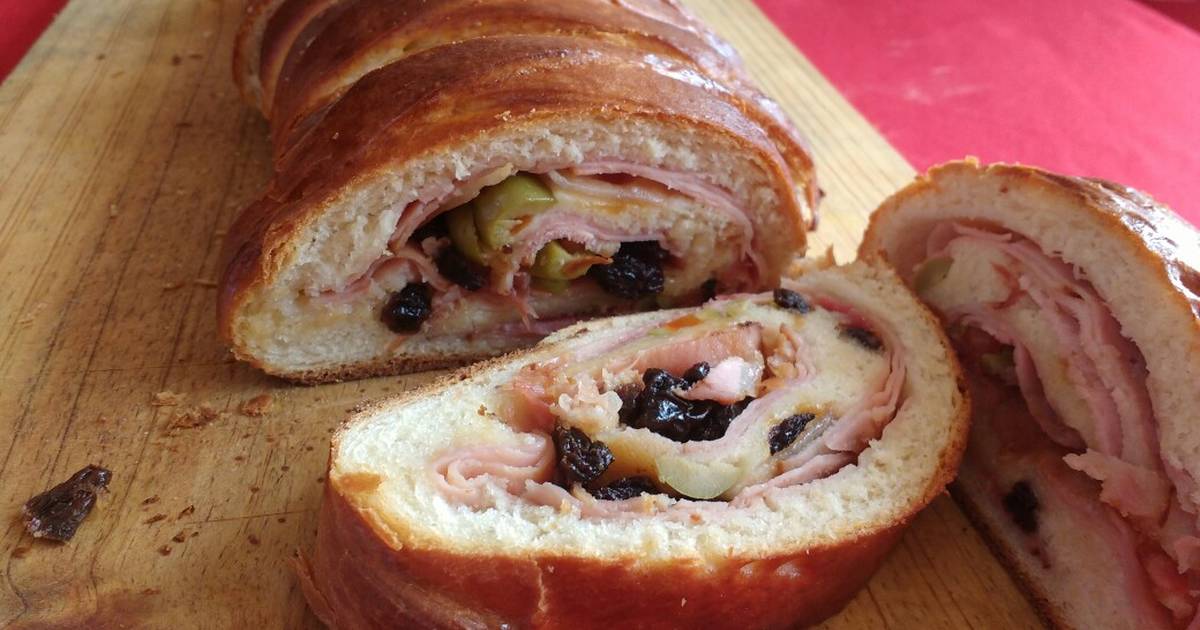 En algunas panaderías ubicadas en la zona centro de Maracay, estado Aragua, ofrecen a un precio por debajo al exhibido con anterioridad, el tradicional pan de jamón.