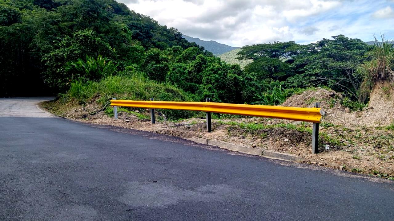 Gobierno regional repara falla de borde en via a Ocumare de la Costa