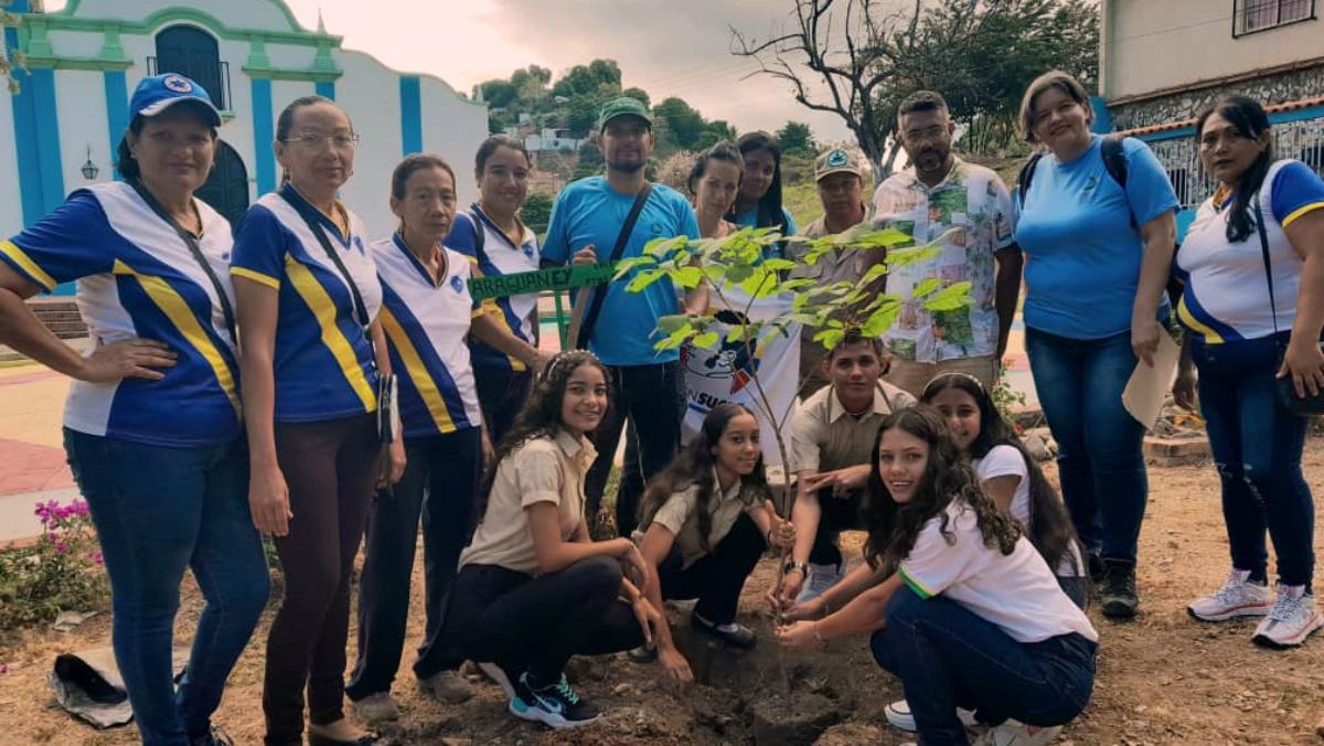 Con la siembra de un árbol iniciaron celebración por el Día del Maestro en Ribas