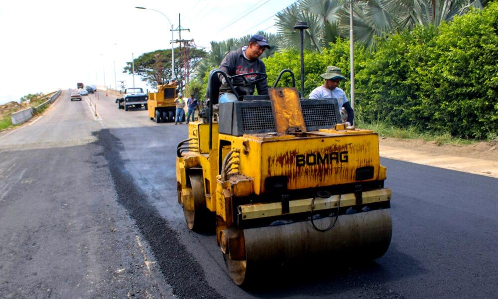 Alcaldía de Mariño recupera vía La Julia con 165 toneladas de asfalto