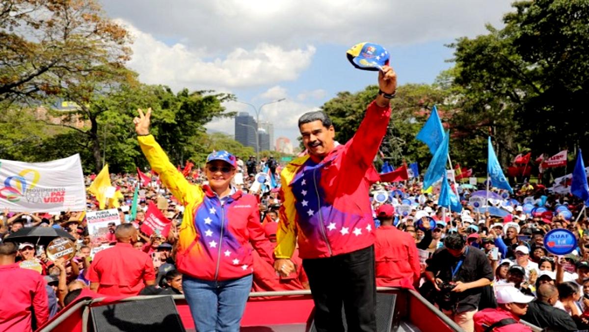 Pdte. Maduro: es un crimen de EEUU descuartizar el avión de Conviasa