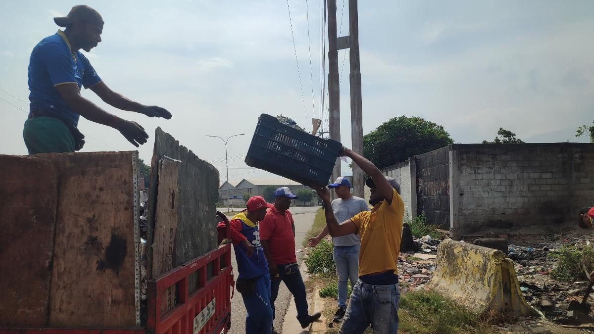 Equipo de IMAUR despliega operativo de limpieza en Av. Bicentenaria de La Victoria