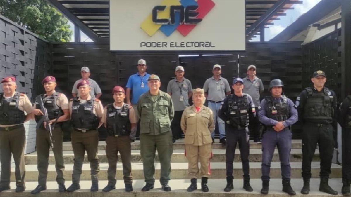 Distribuyen material electoral que se usará en el simulacro este 30J 