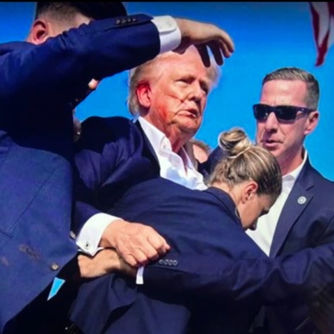yH5BAEKAAEALAAAAAABAAEAAAICTAEAOw== ATENTADO EN EEUU: Trump es tiroteado durante acto de campaña