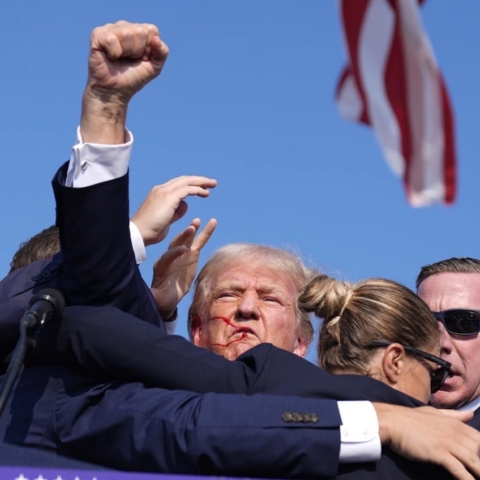 yH5BAEKAAEALAAAAAABAAEAAAICTAEAOw== ATENTADO EN EEUU: Trump es tiroteado durante acto de campaña