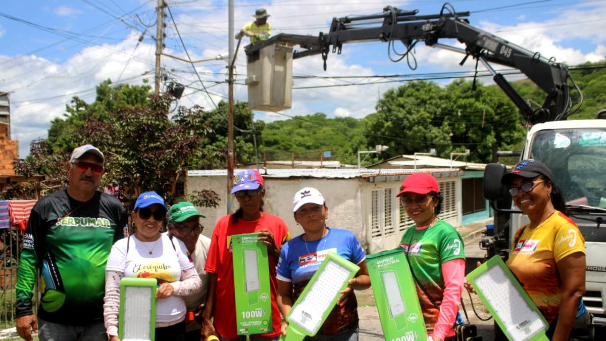 Instaladas más de 4.501 luminarias en 168 comunidades mariñenses mediante el 1x10
