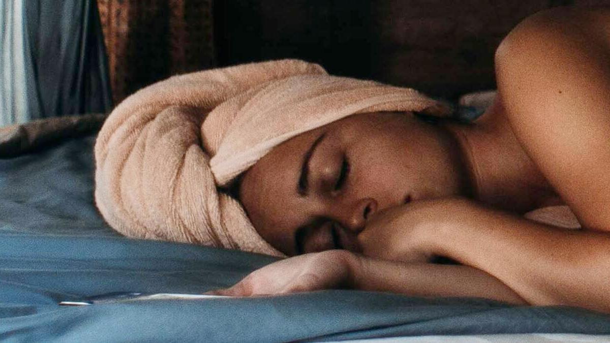 Conoce las consecuencias de dormir con el cabello mojado