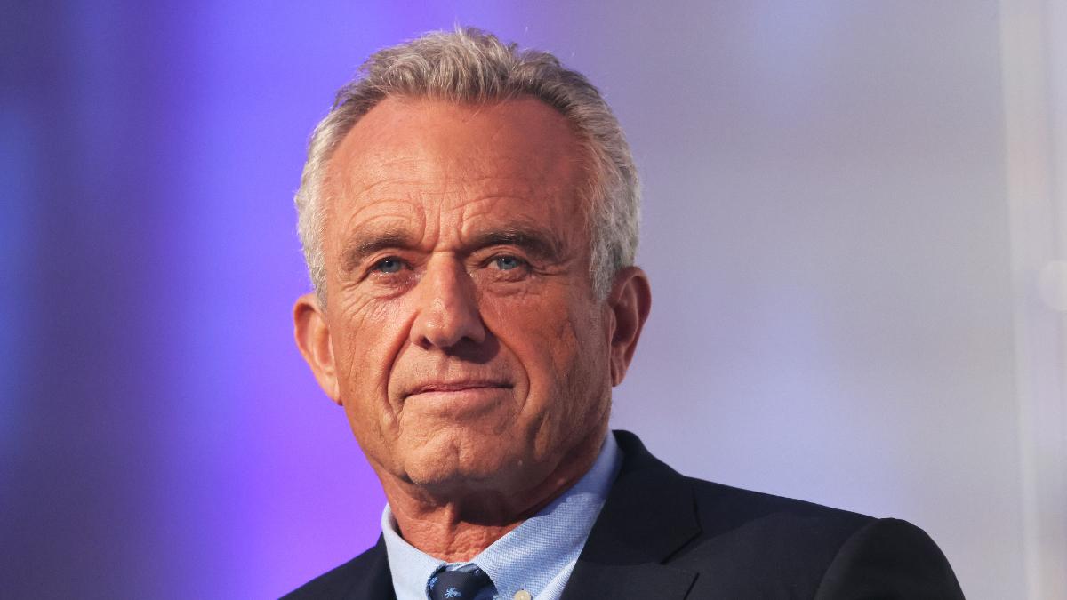 Robert F. Kennedy Jr. suspende su campaña para apoyar a Trump
