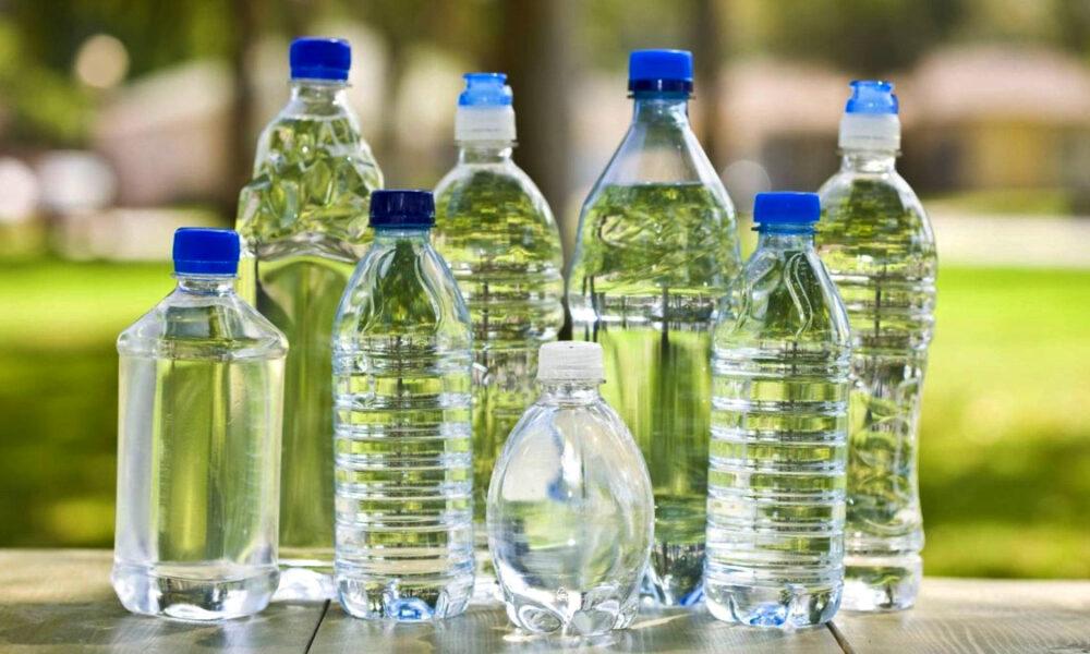Conozca los riesgos de beber agua embotellada
