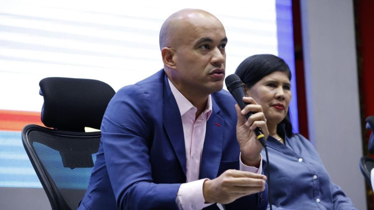 Ministro de Educación anuncia medidas para reducir la burocracia