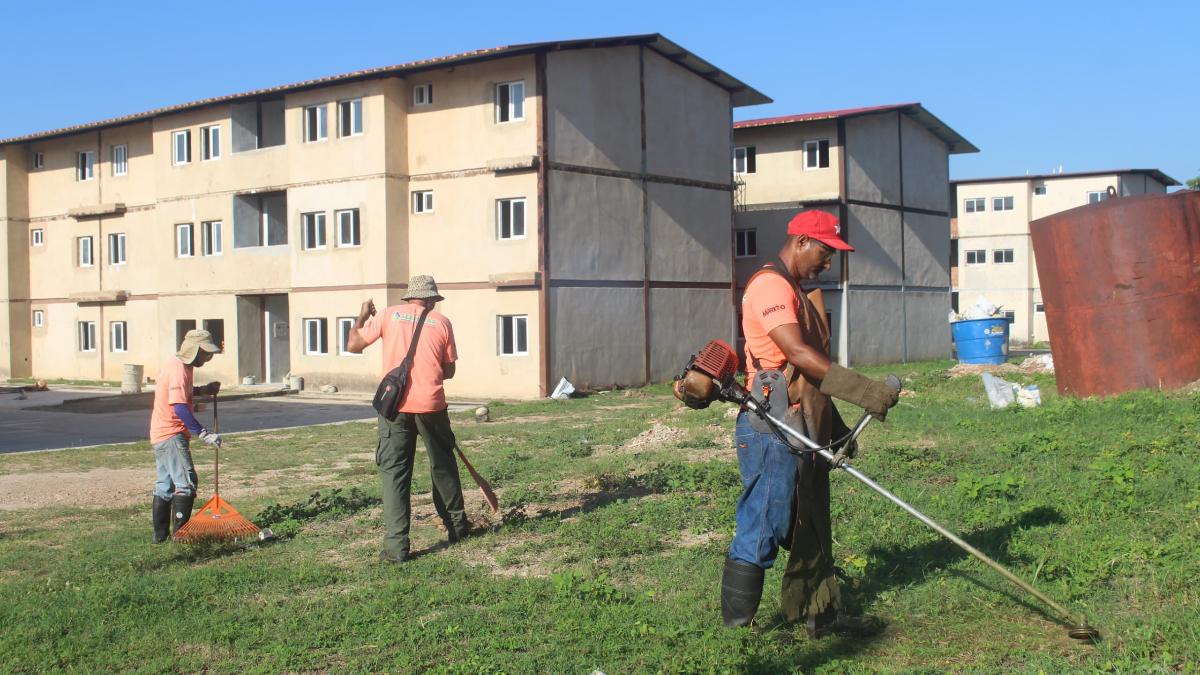 Atendidas 96 familias mariñenses con megajornada de limpieza en Villas del Mar