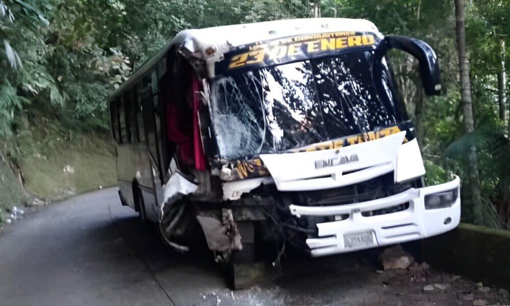3 lesionados deja accidente de autobús en carretera Maracay-Choroní