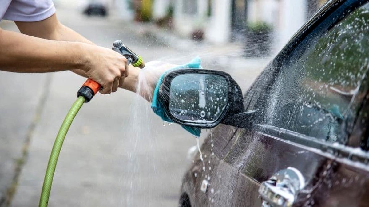 30 Euros será la multa por lavar tu carro en las calles de Caracas
