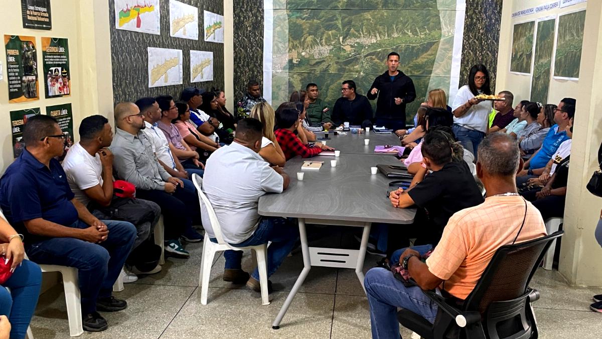 Comerciantes y autoridades buscan impulsar el desarrollo económico en Revenga