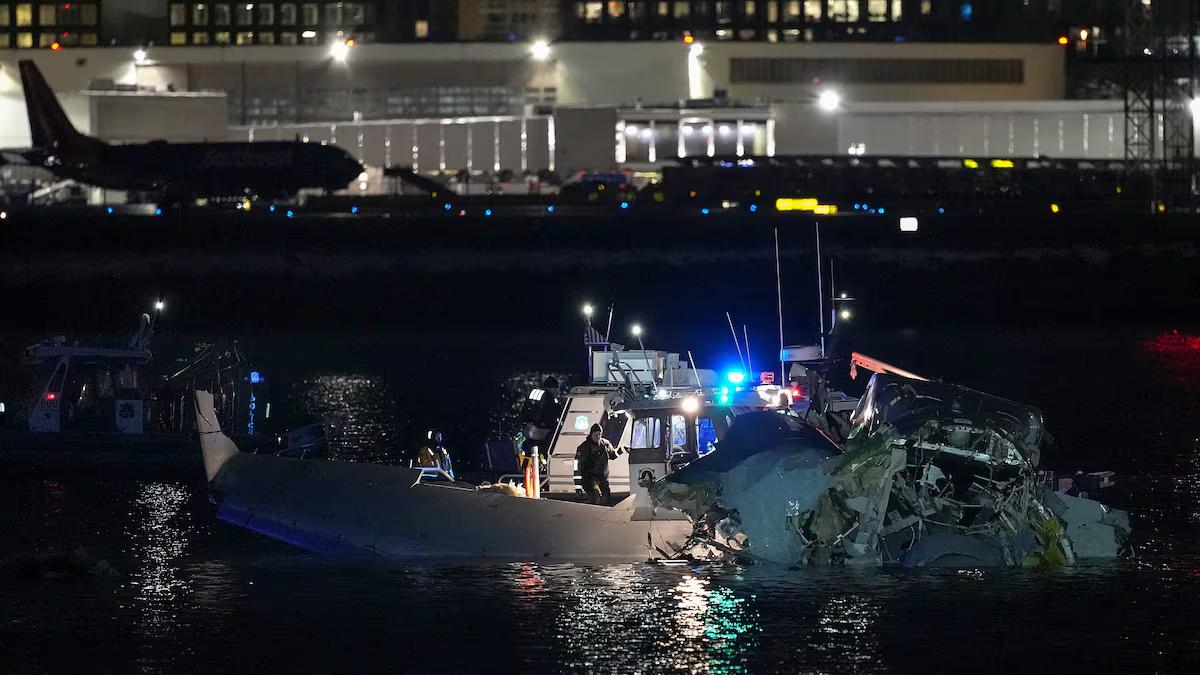 67 muertos al colisionar un avión de pasajeros con un helicóptero militar en EEUU